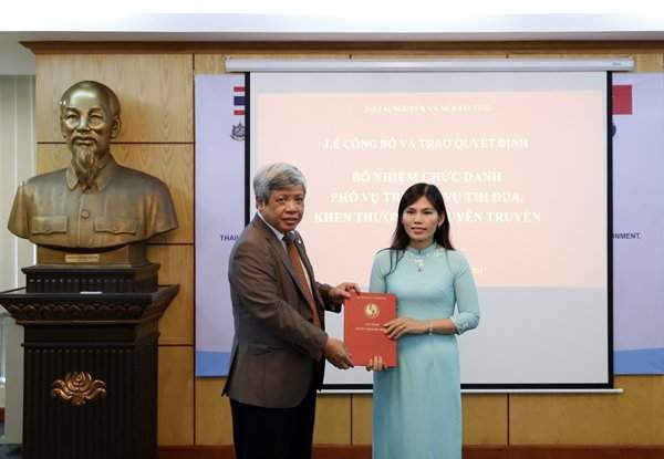 Thứ trưởng Nguyễn Linh Ngọc Trao quyết định bổ nhiệm cho bà Nguyễn Thị Yến