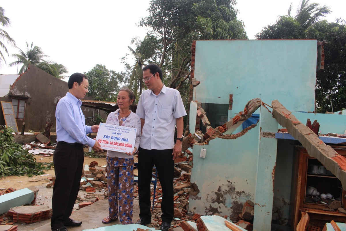 Đoàn lãnh đạo TP Hồ Chí Minh trao tặng biển tượng trưng hỗ trợ cho hộ dân có nhà bị sập