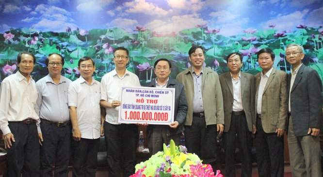Đồng chí Phó Chủ tịch HĐND TP.Hồ Chí Minh Phạm Đức trao 1 tỷ đồng cho đồng bào Quảng Trị bị thiệt hại do bão số 12