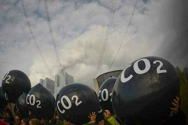 Các nhà hoạt động cầm những quả bong bóng khổng lồ dán nhãn CO2 ở phía trước nhà máy điện than Neurath trong các cuộc biểu tình trước đàm phán. Theo dữ liệu tạm thời, năm 2017 là một trong ba năm nóng nhất lịch sử, một lần nữa khẳng định xu hướng nóng lên mà các nhà khoa học cho là do hoạt động của con người gây ra. Ảnh: Philipp Guelland / EPA