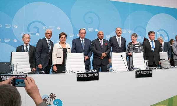 Tại lễ đón tiếp (từ trái qua phải): Hoesung Lee, Chủ tịch Ủy ban Liên chính phủ về biến đổi khí hậu (IPCC); Ashok-Alexander Sridharan, thị trưởng thành phố Bon; Patricia Espinosa, Thư ký điều hành UNFCCC; Jan Szyszko, Bộ trưởng Môi trường, Ba Lan; Frank Bainimarama, Thủ tướng Fiji; Salaheddine Mezouar, Ngoại trưởng Maroc và Chủ tịch COP 22; Barbara Hendricks, Bộ trưởng Môi trường Đức; Petteri Taalas, Tổng thư ký Tổ chức Khí tượng Thế giới. Hình ảnh: James Dowson / UNFCC