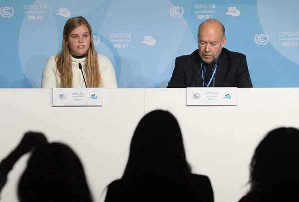 Nhà khoa học về khí hậu kỳ cựu James Hansen và cháu gái của ông, Sophie Kivlehan - một trong 21 nguyên đơn nhỏ đưa ra khởi kiện chống lại chính phủ liên bang Mỹ về lượng phát thải CO2. Hình ảnh: Sean Gallup / Getty Images