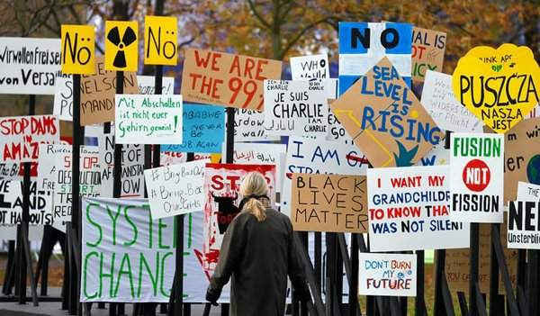 Cuộc biểu tình tại các cuộc đàm phán được thể hiện qua những biểu ngữ này. Hình ảnh: Ronald Wittek / EPA