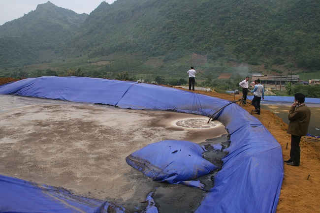 Ao đất lót bạt chứa nước thải sơ chế cà phê của Cơ sở chế biến nông sản Vương Bá Trung, bản Đông Hưng, xã Muổi Nọi (Thuận Châu) không đảm bảo đang sủi bọt do bị thẩm thấu nước xuống lòng đất 