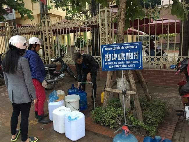 Một điểm cấp nước tạm cho người dân