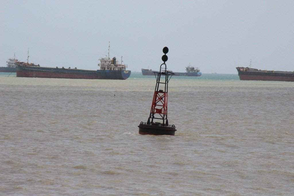 Nhiều phao tiêu điều chỉnh, phân luồng hàng hải trên vùng biển Quy Nhơn về Cảng Quy Nhơn được lắp đặt. 