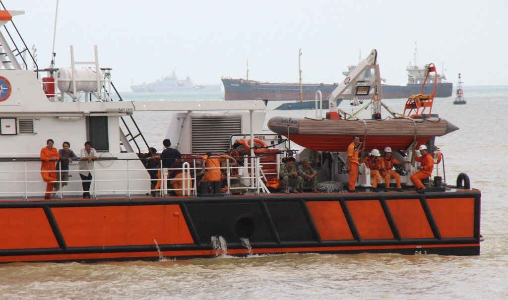 Lực lượng cứu nạn đang triển khai việc tìm kiếm thi thể ngư dân mất tích.