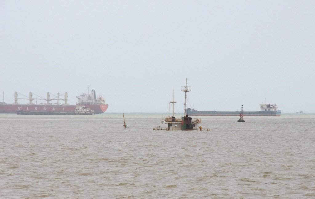 Nhiều tàu hàng trọng tải lớn vẫn chưa thể vào Cảng Quy Nhơn để dỡ hàng do luồng hàng hải vào cảng nhiều tàu bị chìm nằm án ngữ.