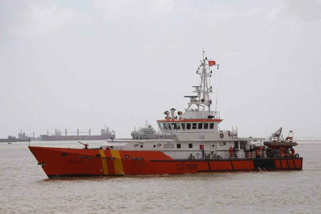 Tàu SAR 412 tả xung hữu đột trên biển để tìm kiếm thi thể các thuyền viên còn mất tích. 