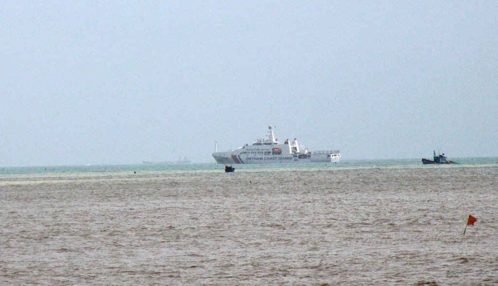 Tàu Cảnh sát biển Việt Nam mở rộng phạm vi tìm kiếm thi thể các nạn nhân bị mất tích trên biển Quy Nhơn ở vị trí phao số 0. 
