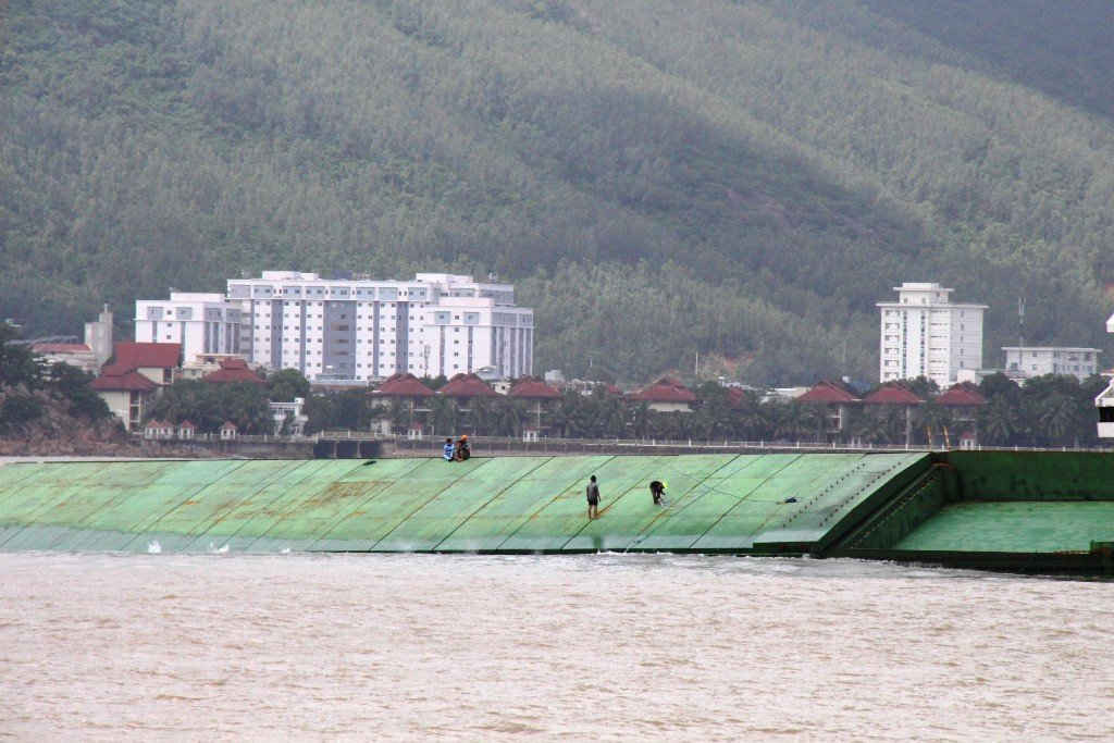 4 thủy thủ trên tàu Việt Thuận 168 đang cố gắng kiểm tra tình trạng tàu bị mắc cạn để lên phương án giải cứu.