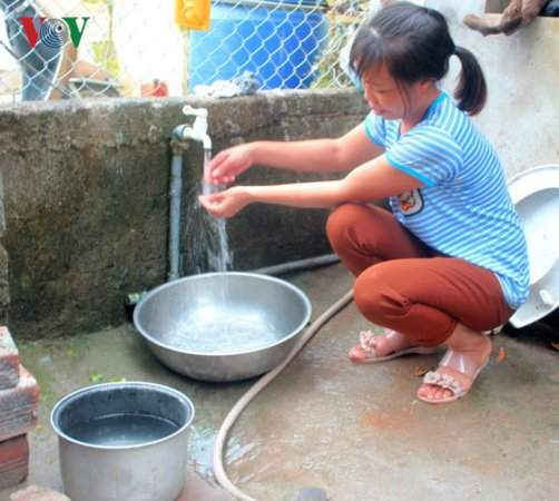 Người dân khổ sở vì dùng nước nhiễm phèn đã từ nhiều năm nay.