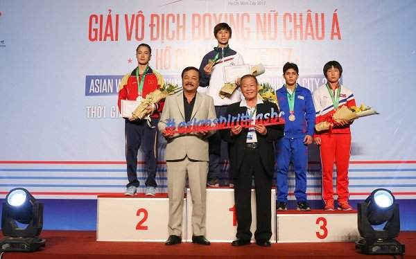 Ông Trần Quí Thanh - TGĐ Tập đoàn Tân Hiệp Phát cùng lãnh đạo ASBC trao giải cho các võ sĩ tại Giải vô địch Boxing nữ châu Á 2017.