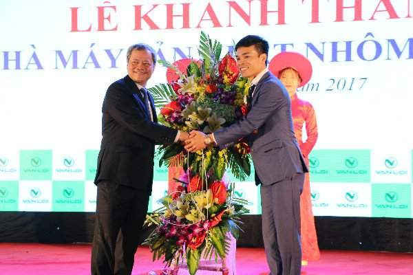 Ông Nguyễn Tử Quỳnh, chủ tịch tỉnh Bắc Ninh bắt tay chúc mừng ông Mẫn Văn Khắc, giám đốc điều hành công ty
