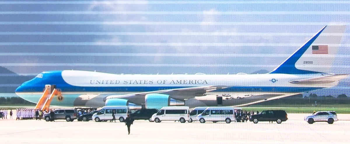 Chuyên cơ Air Force One chở Tổng thống Hoa Kỳ đáp xuống sân bay