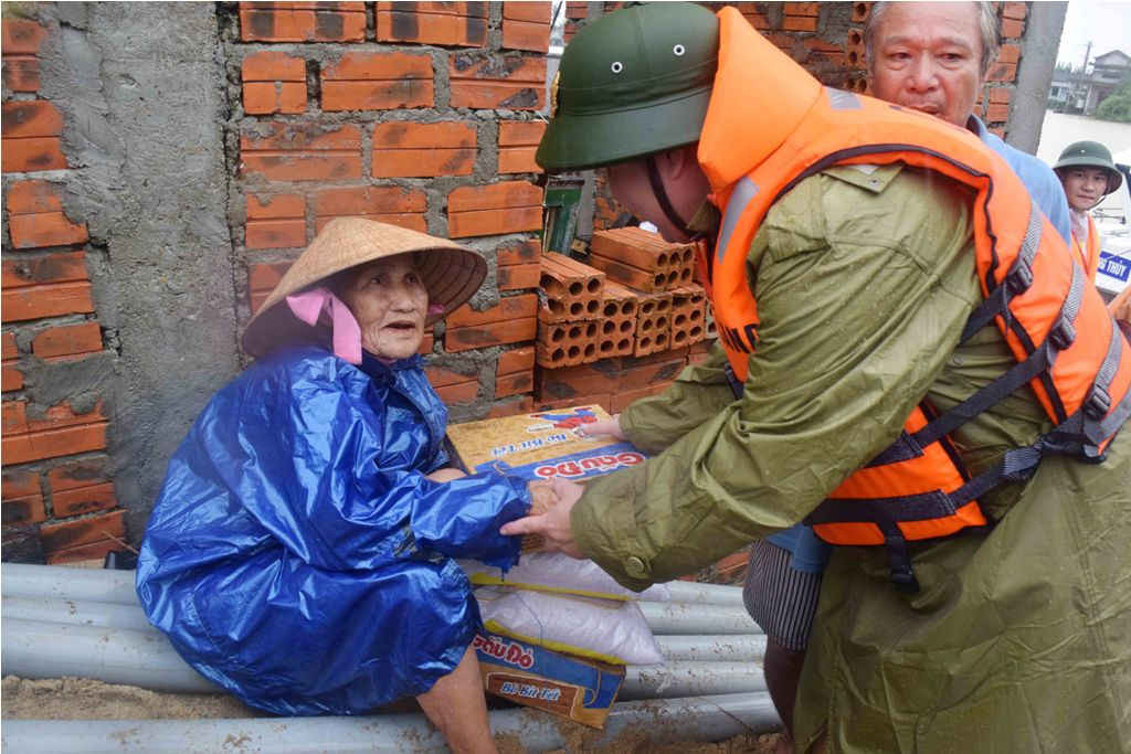 Nhiều ban ngành trong tỉnh Thừa Thiên Huế đã đến thăm, tặng quà và khắc phục hậu quả giúp người dân sau mưa lũ...