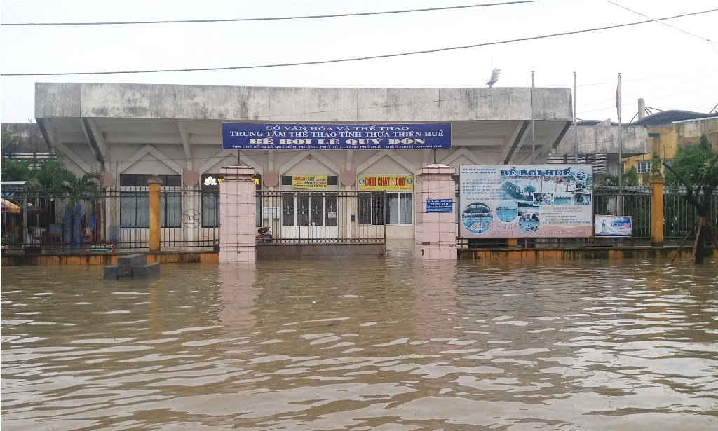 Hiện tại nhiều nơi tại Huế vẫn còn chìm trong nước do mưa lũ kéo dài trong những ngày vừa qua...