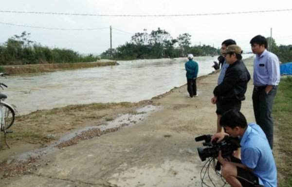 30 mét đê bao ở huyện Quảng Điền, tỉnh Thừa Thiên-Huế bị nước lũ làm vỡ sáng nay