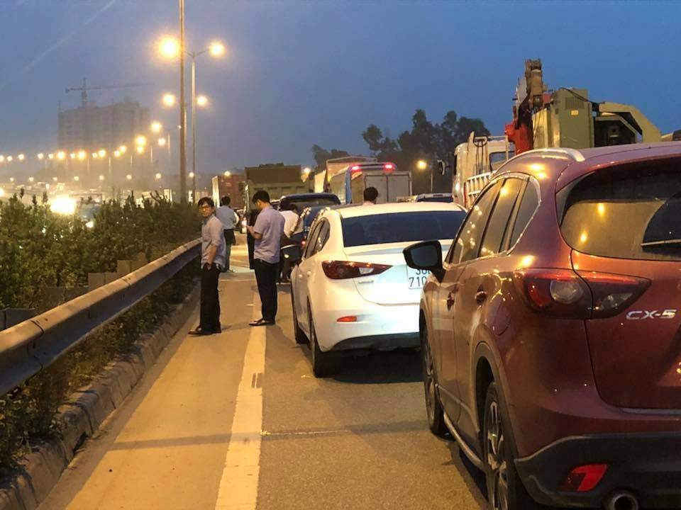 Tình trạng đang tắc đường dài hàng km tại cầu Thanh Trì.