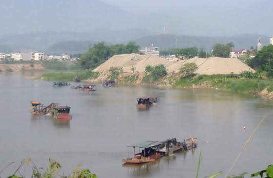 Khai thác cát sỏi làm vật liệu xây dựng trên sông Hồng ở khu vực phường Bắc Cường và xã Vạn Hòa( thành phố Lào Cai).