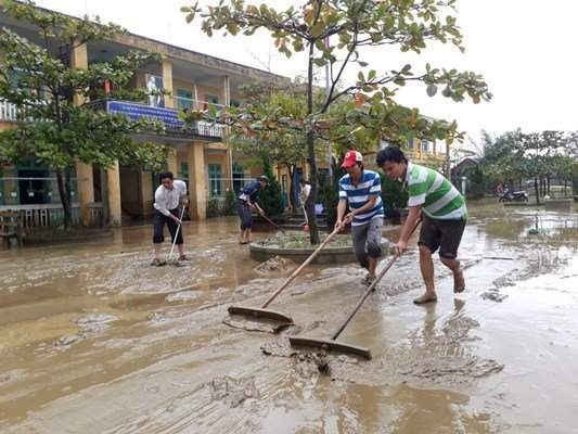 Các trường học vùng thấp trũng tại Thừa Thiên – Huế nỗ lực dọn bùn non và rác thải ứ đọng khi lũ rút để sớm đón học sinh trở lại trường