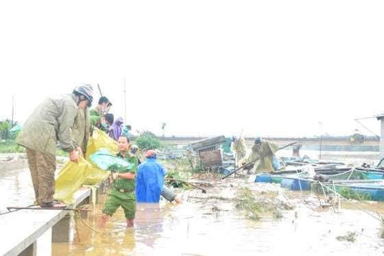 Công an giúp người dân vớt hàng loạt cá nuôi trên sông Bồ bị chết vì lũ dữ