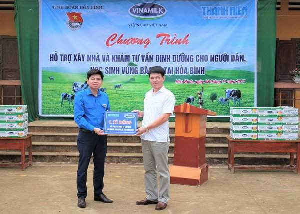 Ông Phạm Tuyên - Giám đốc Kinh doanh miền Bắc Vinamilk trao bảng tượng trưng hỗ trợ xây dựng 10 căn nhà cho đại diện Tỉnh đoàn Hòa Bình