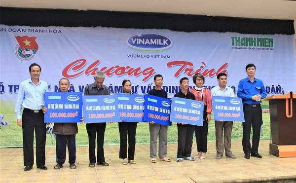 Ông Nguyễn Vũ Cư - Giám đốc Điều hành Công ty TNHH bò sữa Thống Nhất Vinamilk trao bảng tượng trưng hỗ trợ xây dựng nhà cho các hộ dân tại huyện Yên Định, tỉnh Thanh Hóa