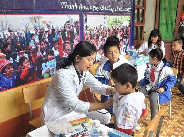 Bác sĩ từ Trung tâm Tư vấn Dinh dưỡng của Vinamilk tới khám sức khỏe và tư vấn tại Trường tiểu học Thống Nhất, tỉnh Thanh Hóa