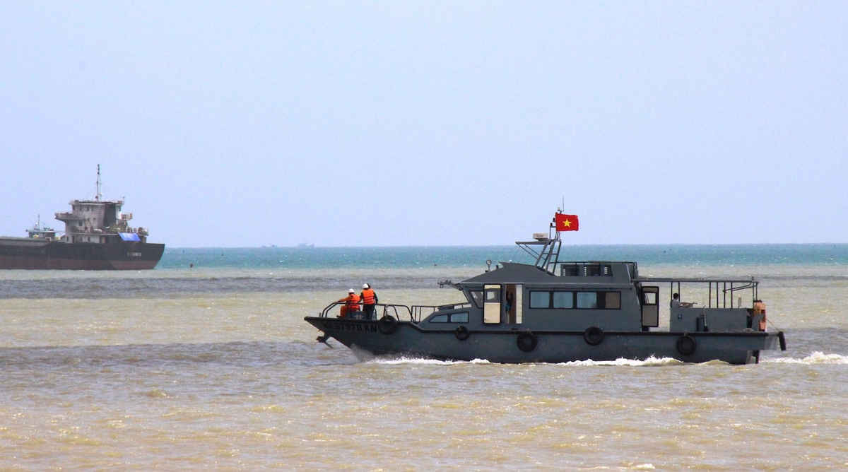 Tàu BĐBP tỉnh Bình Định đang tham gia công tác tìm kiếm thuyền viên trên biển Quy Nhơn.
