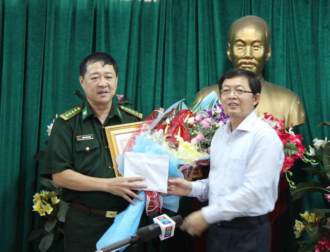 Đại tá Lương Ngọc Chinh, Tỉnh ủy viên, Chỉ huy trưởng BĐBP tỉnh Bình Định thay măt tập thể đơn vị nhận Bằng khen của Chủ tịch UBND tỉnh.