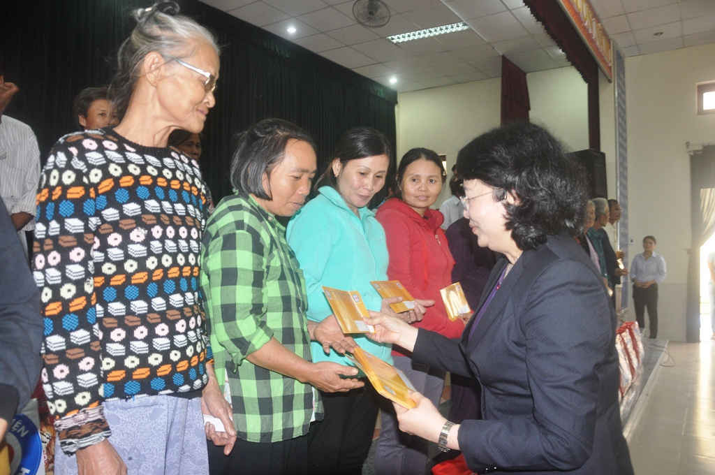Phó Chủ tịch nước Đặng Thị Ngọc Thịnh tặng quà cho người dân vùng "rốn lũ" Quảng Nam