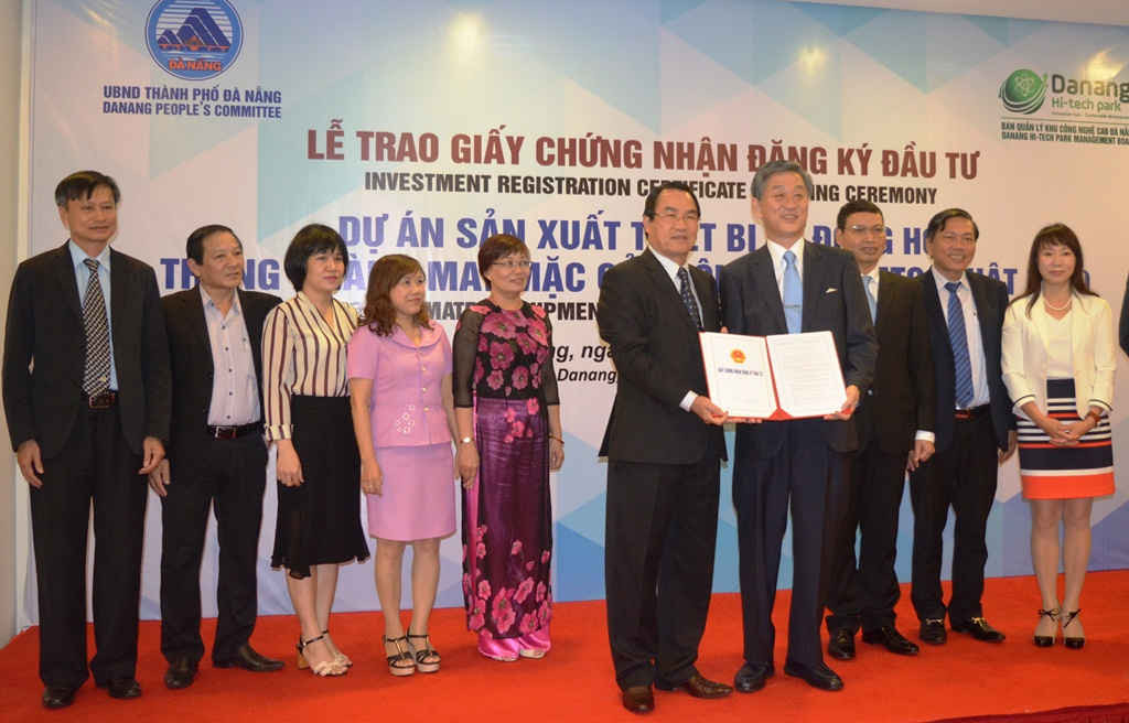 Đà Nẵng trao giấy chứng nhận đăng kí đầu tư dự án cho Đại diện Công  ty Yamota Sewing Machine MFG