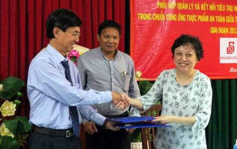 Giám đốc Sở NN&PTNT Bình Thuận và Trưởng Ban quản lý ATTP TP Hồ Chí Minh trao kế hoạch phối hợp đã ký kết