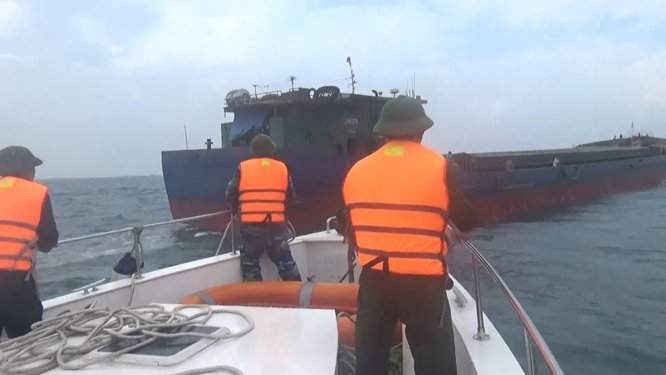 Lực lượng BĐBP Quảng Bình tiếp cận tàu hàng gặp nạn