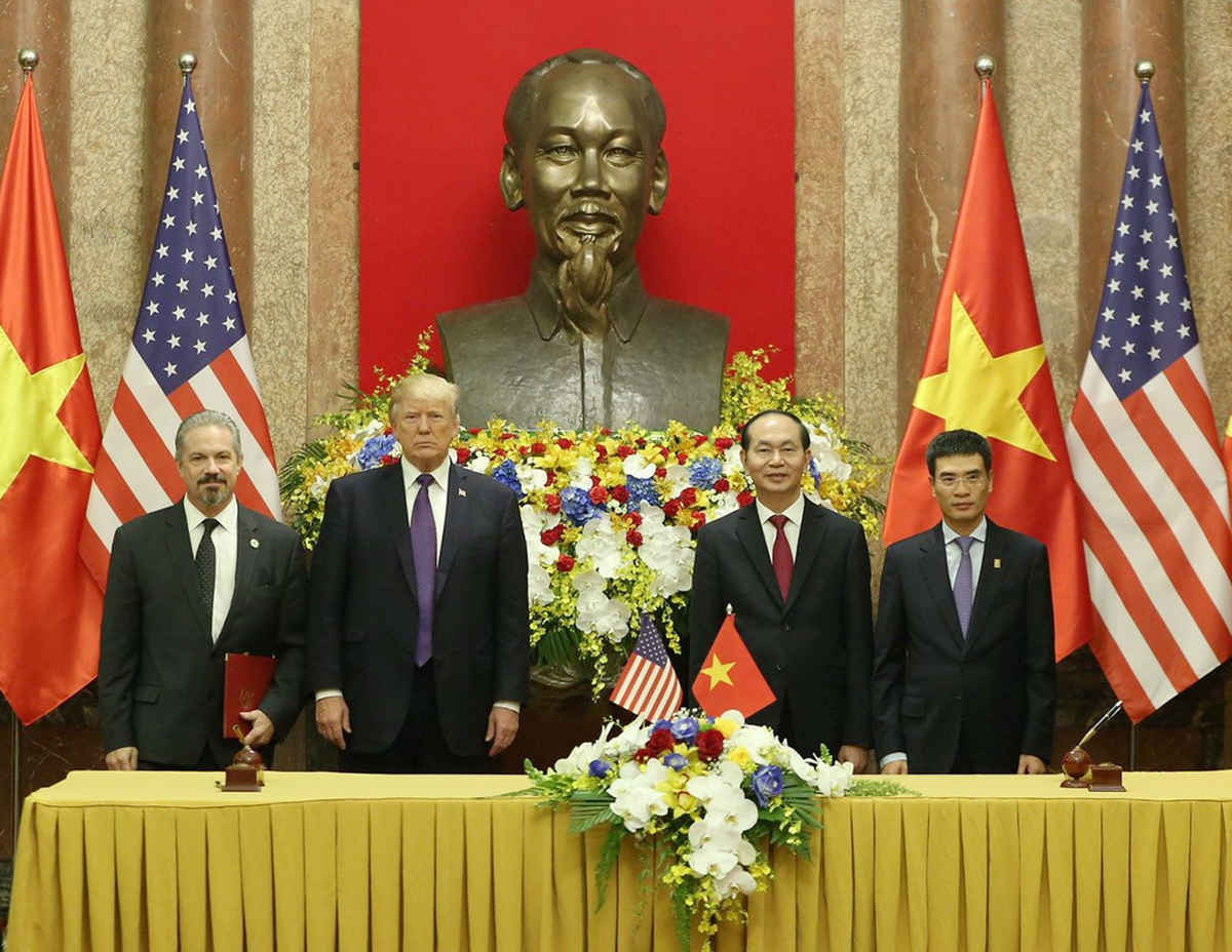 Dưới sự chứng kiến của Chủ tịch nước Trần Đại Quang và Tổng thống Mỹ Donald Trump Tập đoàn AES và PV GAS đã ký Biên bản ghi nhớ hợp tác