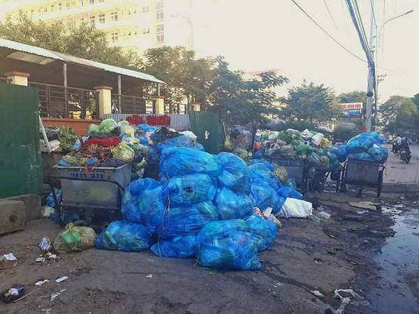 Một lượng rác lớn nằm tràn xuống đường (ảnh CTV)