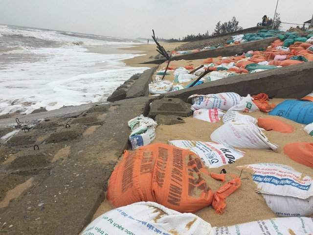 Người dân tại xã Nhân Trạch đang lo lắng nếu tiếp tục có bão, sóng lớn, đoạn kè biển này sẽ bị vỡ hoàn toàn