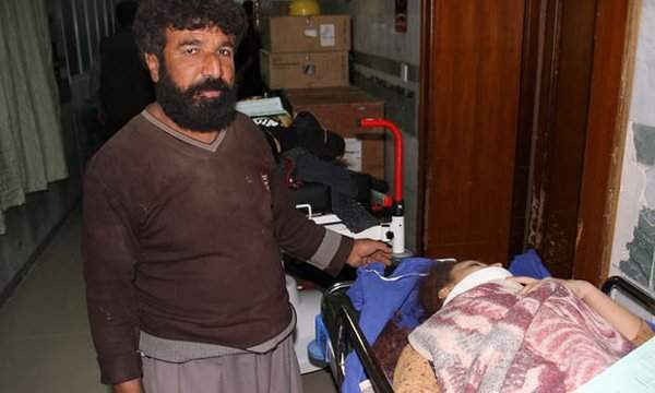 Một người đàn ông chăm sóc một nạn nhân tại bệnh viện Sulaimaniyah ở miền Đông Iraq. Hình ảnh: Shwan Mohammed / AFP / Getty Images