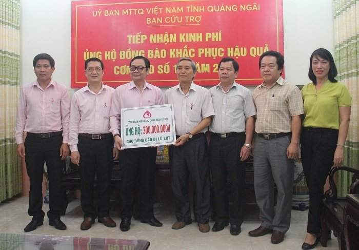 Cán bộ, nhân viên Ngân hàng Chính sách xã hội Việt Nam ủng hộ cho UBMTTQVN tỉnh Quảng Ngãi 300 triệu để hỗ trợ người dân vùng lũ
