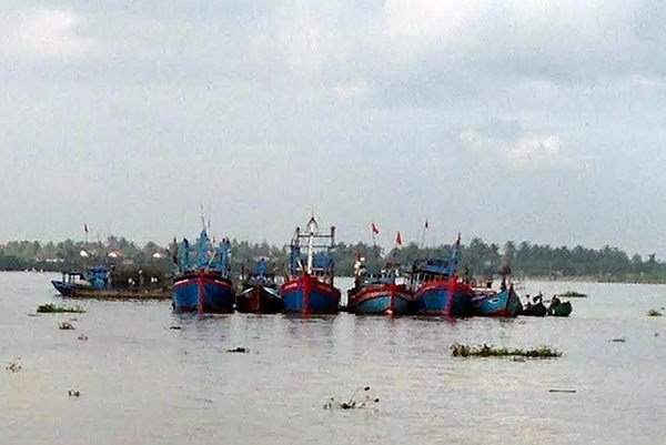 Hơn 1.000 tàu thuyền của ngư dân Quảng Nam và các địa phương lân cận đang phải nằm bờ chưa thể ra khơi