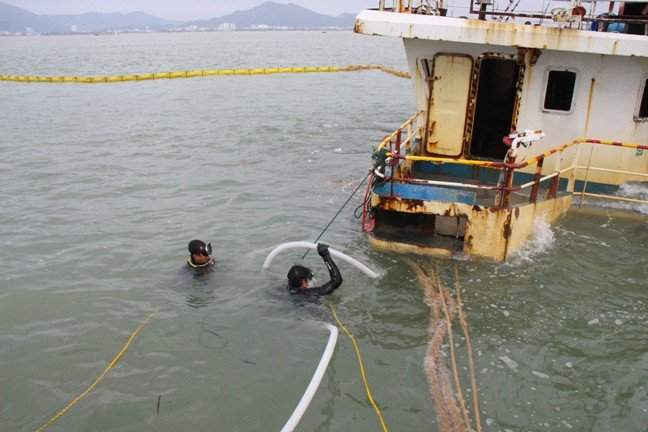 Thợ lặn Công ty TNHH trục vớt Bảo Trân đưa đường ống dẫn dầu xuống đấu nối vào các van của các két chứa dầu trong tàu Hà Trung 98.