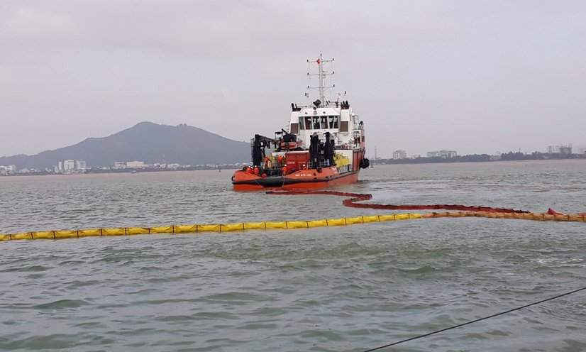 Trung tâm Ứng phó sự cố tràn dầu miền Trung thả phao vây ngăn ngừa hiện tượng dầu tràn trong quá trình Công ty TNHH trục vớt Bảo Trân thực hiện hút dầu trong tàu Hà Trung 98.