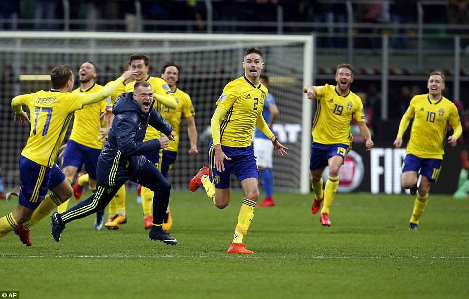 Các cầu thủ Thuỵ Điển vui mừng với tấm vé tham dự World Cup