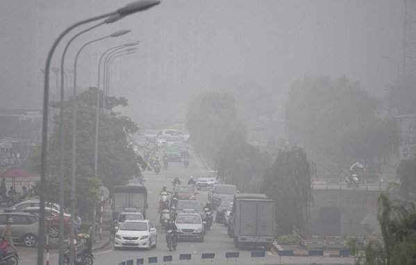  Khói, bụi làm không khí ở Thủ đô Hà Nội có ngày bị ô nhiễm cao. Ảnh: Việt Hùng