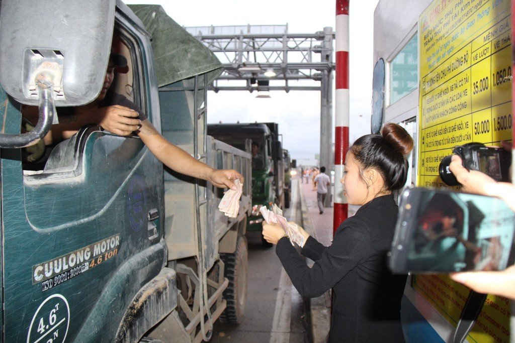 Một tài xế xe ben sử dụng tiền lẻ mệnh giá 500 đồng để mua vé qua Trạm thu phí Nam Bình Định. 