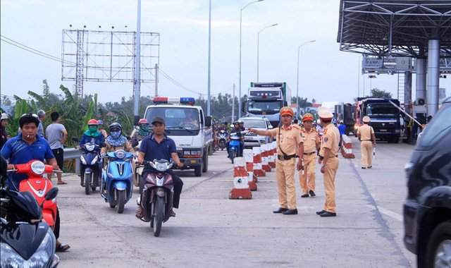 Trạm Nam Bình Định phải mở làn đường hai bên trạm để các phương tiện đi qua để trách ách tắc giao thông.