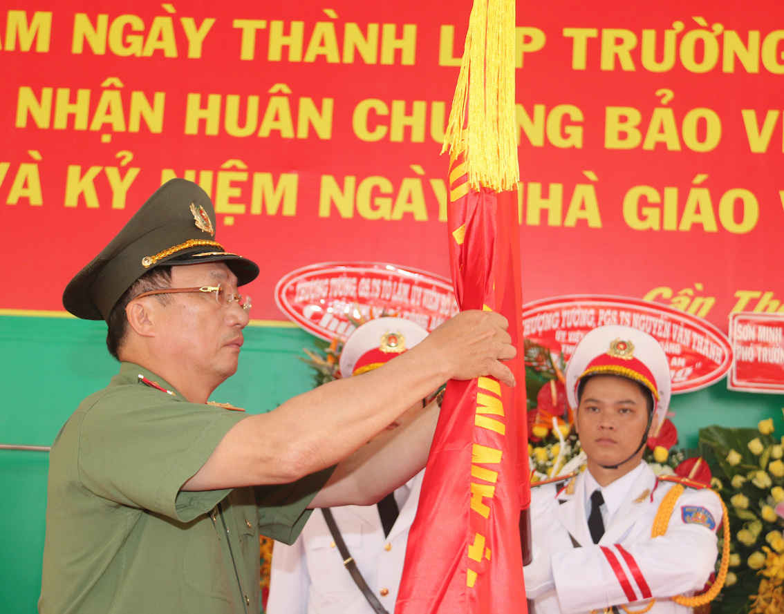 Thừa ủy quyền của Chủ tịch nước, Thứ trưởng Nguyễn Văn Thành, trao Huân chương Bảo vệ Tổ quốc hạng Ba cho Trường Trung cấp CSND III. 