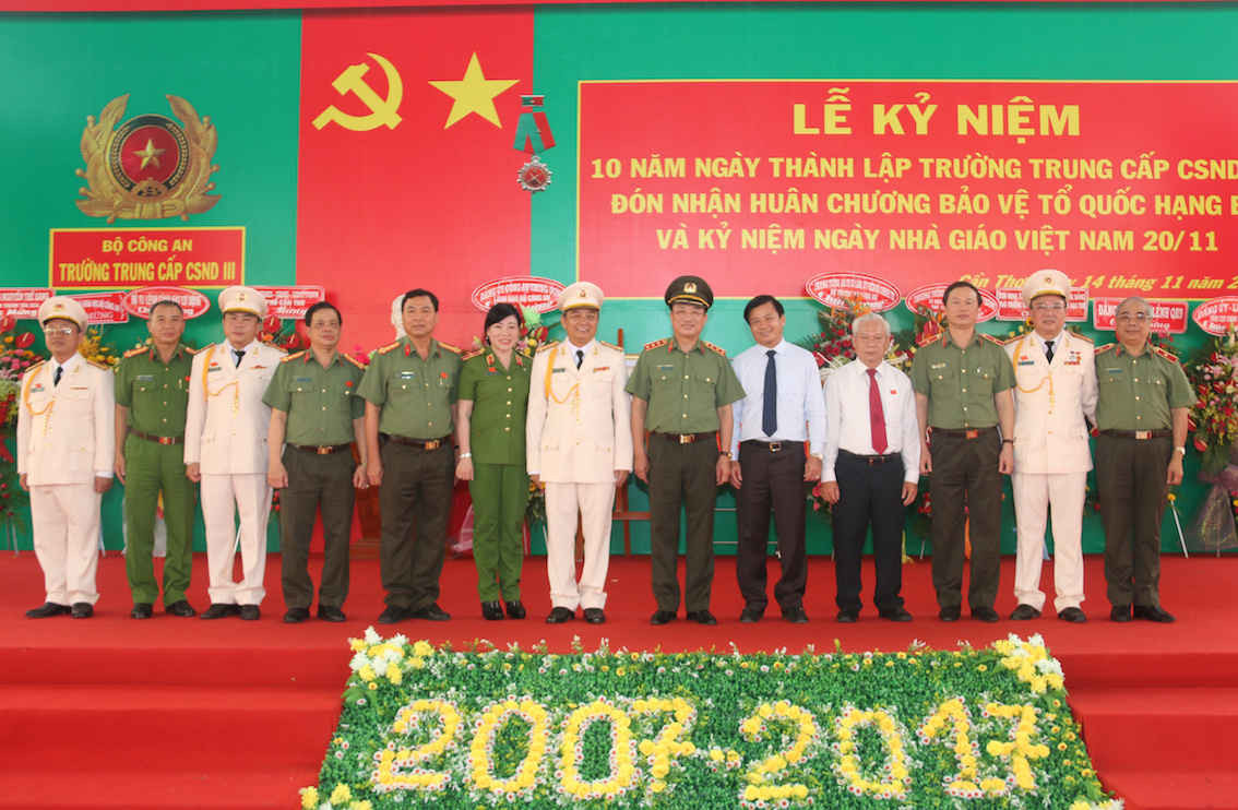 Thứ trưởng Nguyễn Văn Thành, cùng các đại biểu và Ban Giám hiệu Trường Trung cấp CSND III. 