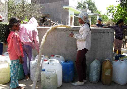 Nhiều nông dân ở Ninh Thuận phải đi hàng cây số lấy nước về dùng cho cho gia súc uống.  Ảnh: Công Tâm